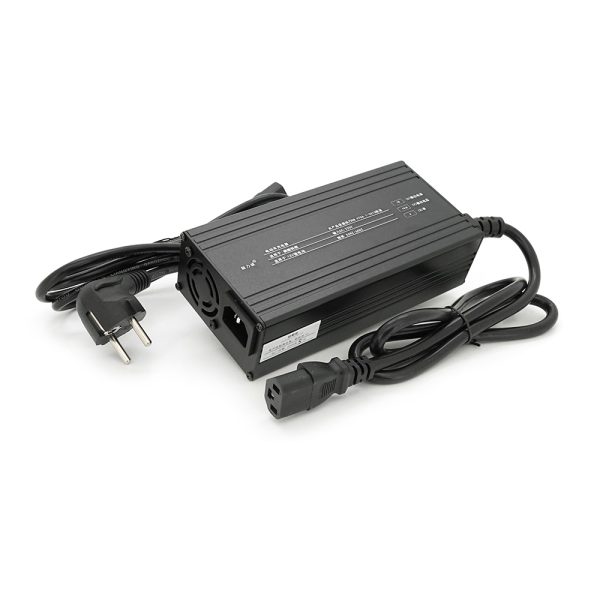 Зарядний пристрій акумуляторів LiFePO4 12V (14.6V), 4S, 15A, штекер Triangle plug (T-tipe / C13 / IEC). LED-індикація, 137x90x50mm